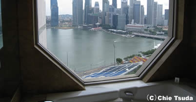 写真で巡るF1シンガポールGP＝マリーナ・ベイ・サーキット＝ホテルのバスルームより thumbnail